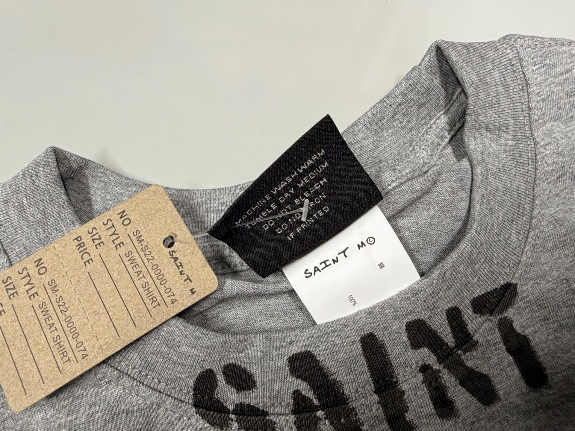 ❥8030#P116 Saint Mxxxxxx gray short-sleeved T-shirt, made of soft cotton fabric, comfortable and breathable. "BASTARDS OF YOUNGSMXOX" is printed on the front. It has a full street feel. The loose fit accommodates a variety of body shapes. It is suitable for daily casual or street wear. Size: (S-M-L-XL) Color: Gray
